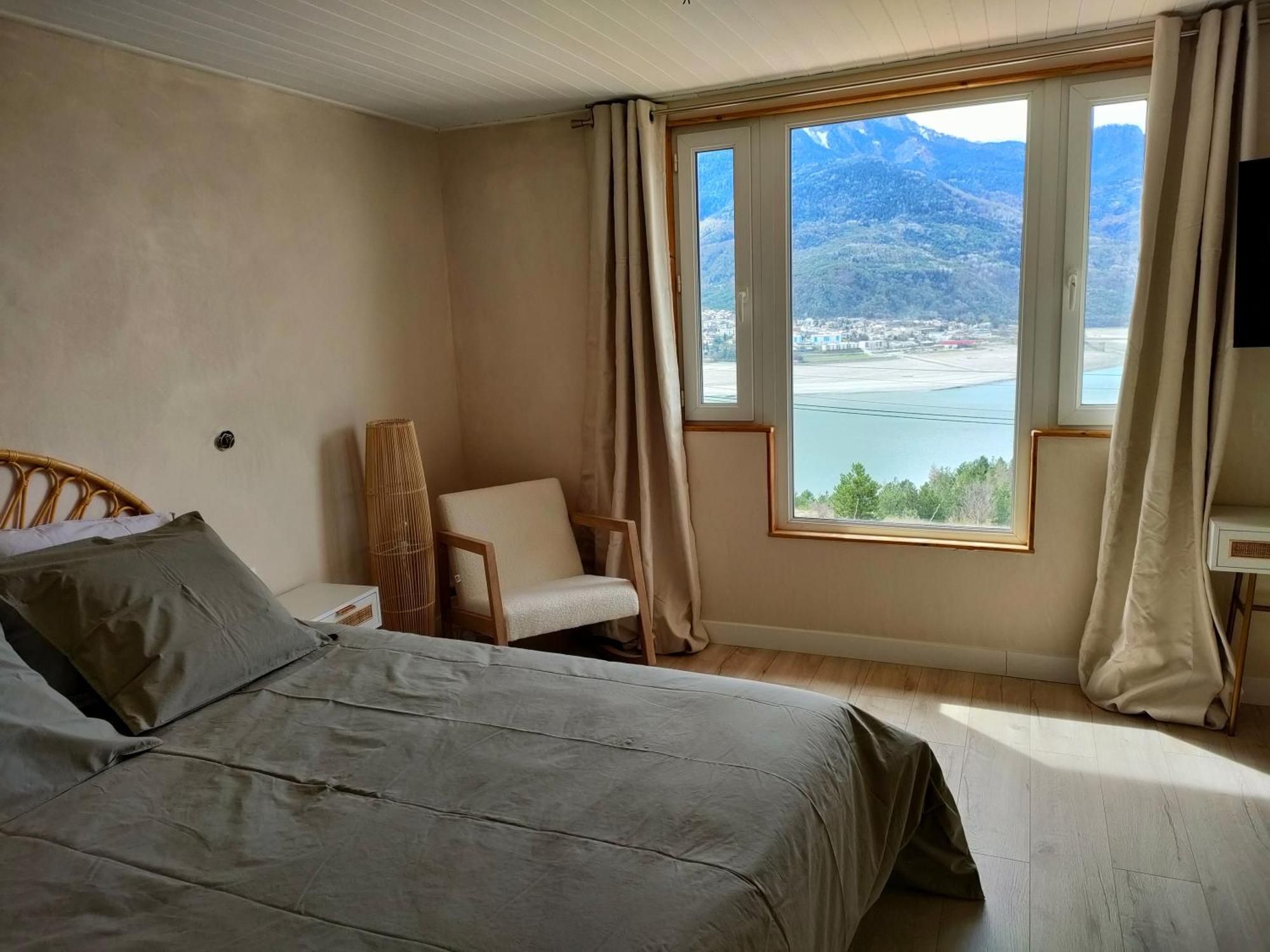 Le Cosy Du Plongeoir - T2 Neuf Avec Vue Sur Le Lac De Serre Poncon Et Grande Terrasse Avec Jardin Савин Стая снимка